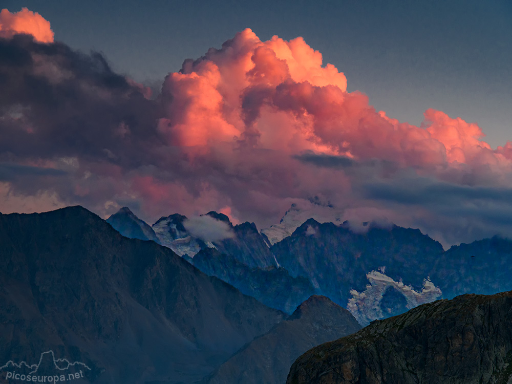 Foto: Al fondo la cumbre de la Barre des Ecrins desde el Col de Galibier, Alpes, Francia.