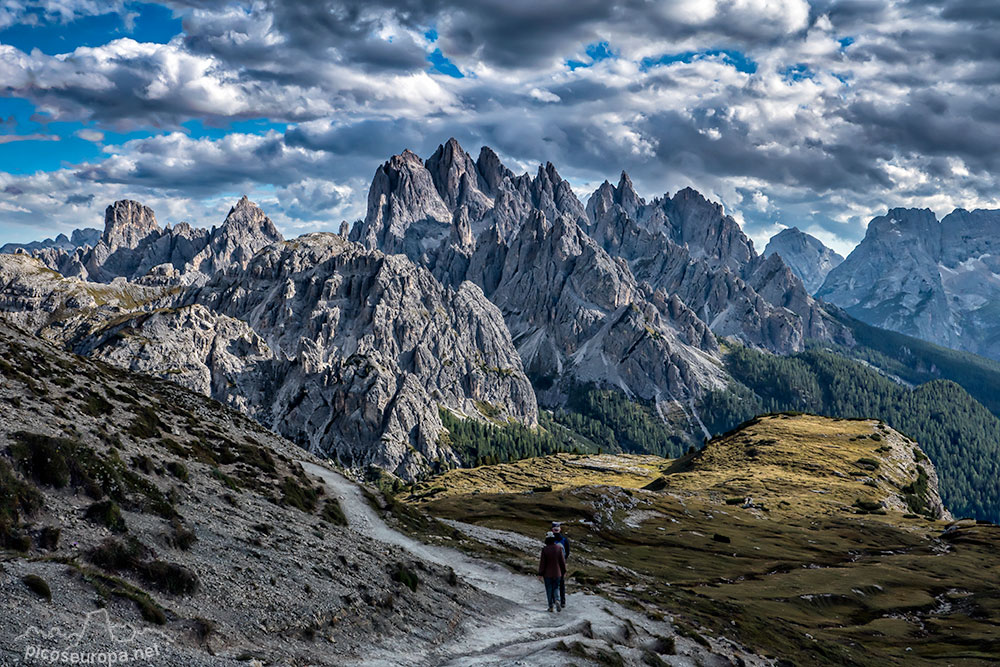 Grupo Cadini desde el Col di Mezzo situado en el lado Oeste de las Tre Cime di Lavaredo, muy cerca del refugio Auronzo. Dolomitas