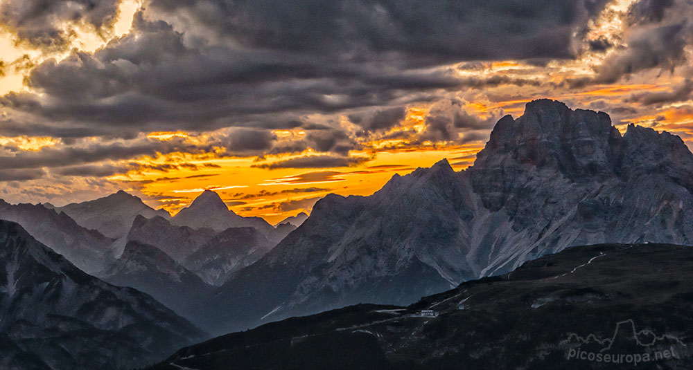 Foto: Croda Rosa desde las proximidades del Refugio Auronzo, bajo las Torres de Lavaredo. Dolomitas, Italia.