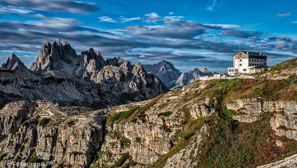 Refugio Auronzo con el Gruppo Cadini a la izquierda desde el camino que circunvala las Torres de Lavaredo en las Dolomitas, Italia.