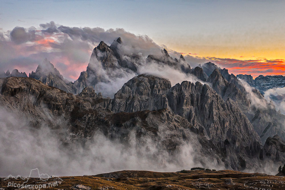 Puesta de sol desde el refugio Auronzo, al lado de las Torres de Lavaredo, Dolomitas.