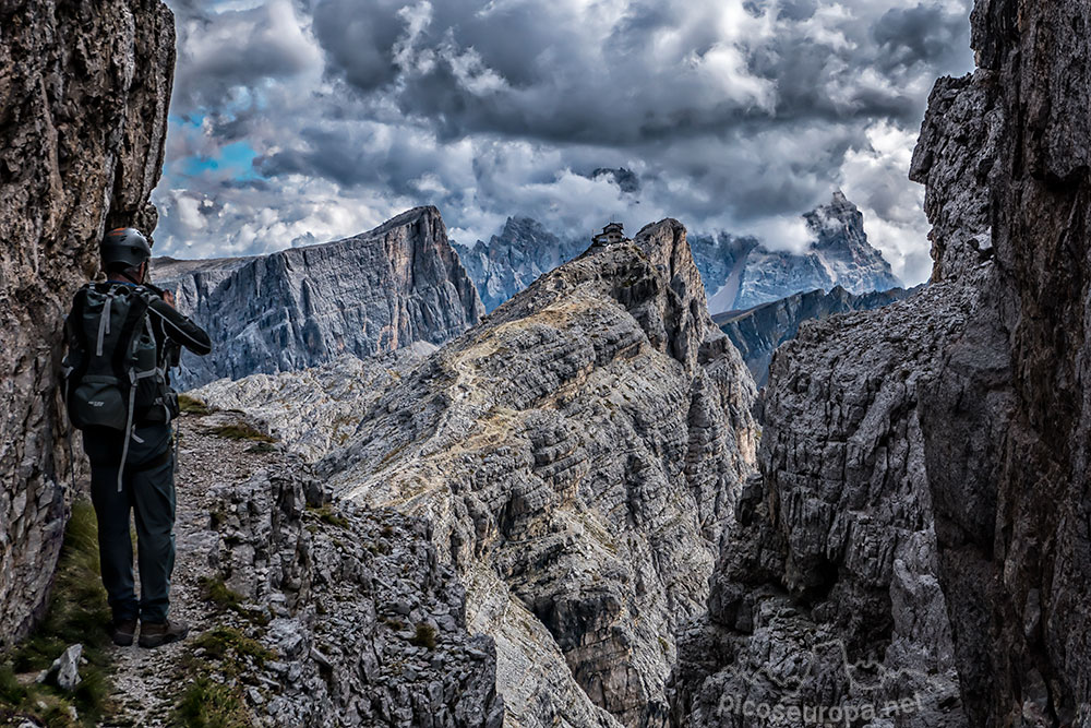 Refugio Nuvolau desde la subida al Pico Averau, Dolomitas, Alpes, Italia