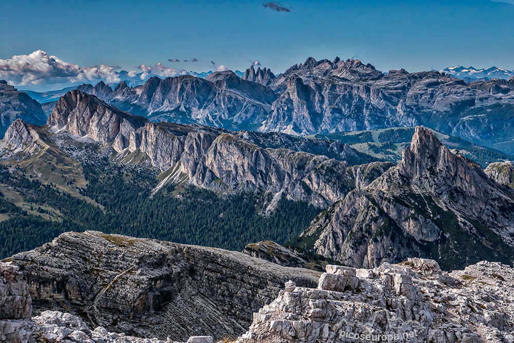 La foto esta tomada desde la cumbre del Averau en las Dolomitas 