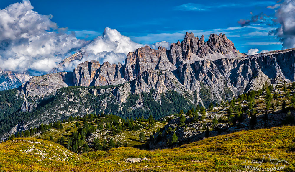 Croda di Lago desde las Cinque Torre, Dolomitas, Alpes, Italia