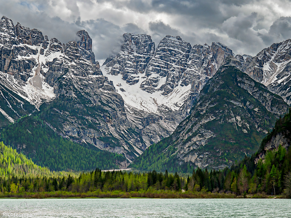 Foto: Lago Landro, al fondo Monte Cristallo, Cristallo di Mezzo y Cristalino d'Ampezzo. Dolomitas, Italia.