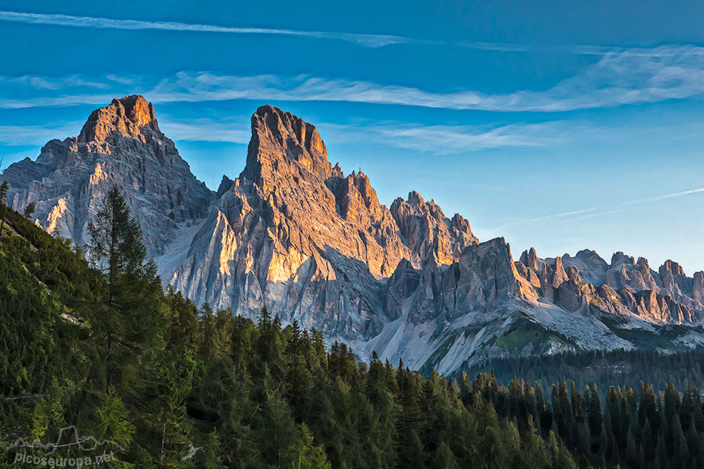 Monte Cristallo y Piz Popena desde la ruta de subida al Lago Sorapis en las Dolomitas.