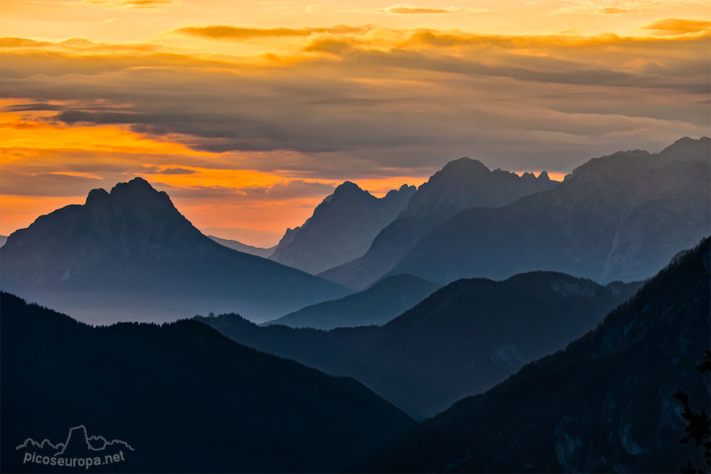 Amanece en la subida al Lago Sorapis, Dolomitas, Alpes, Italia