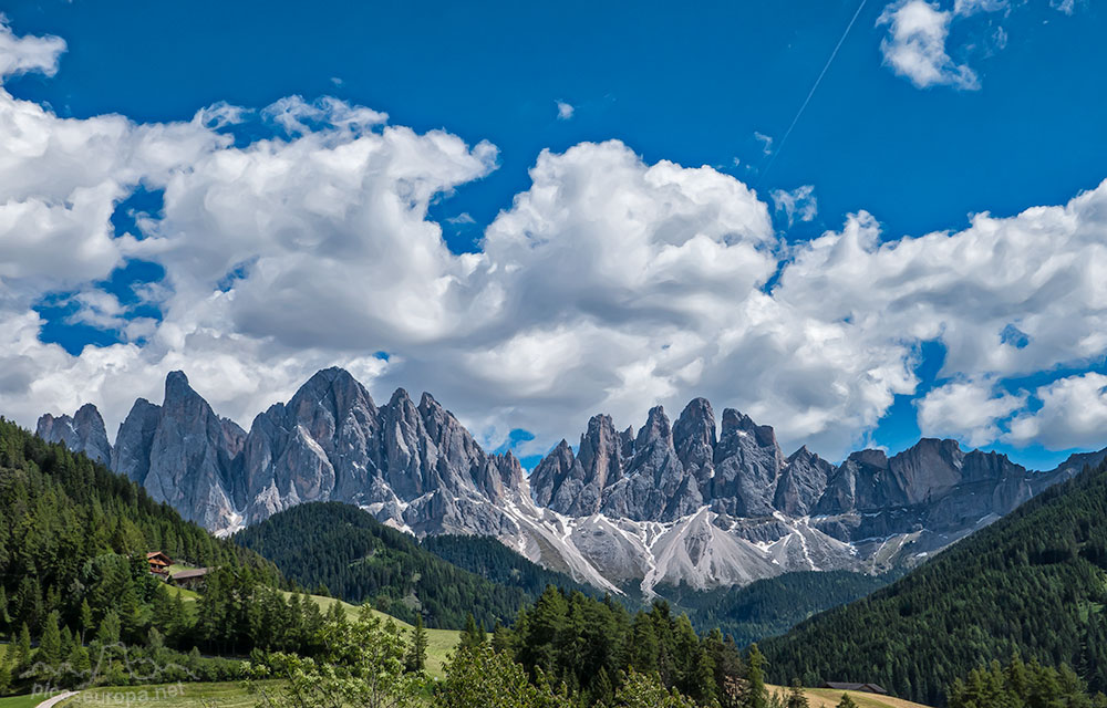 Macizo del Odle desde la ermita de Santa Maddalena en Dolomitas.