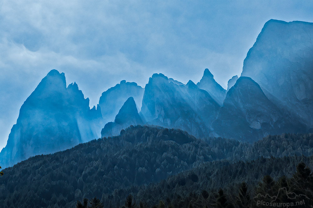 Cumbres de Dolomitas a primera hora desde un camping cercano al pueblo de Ortisei.