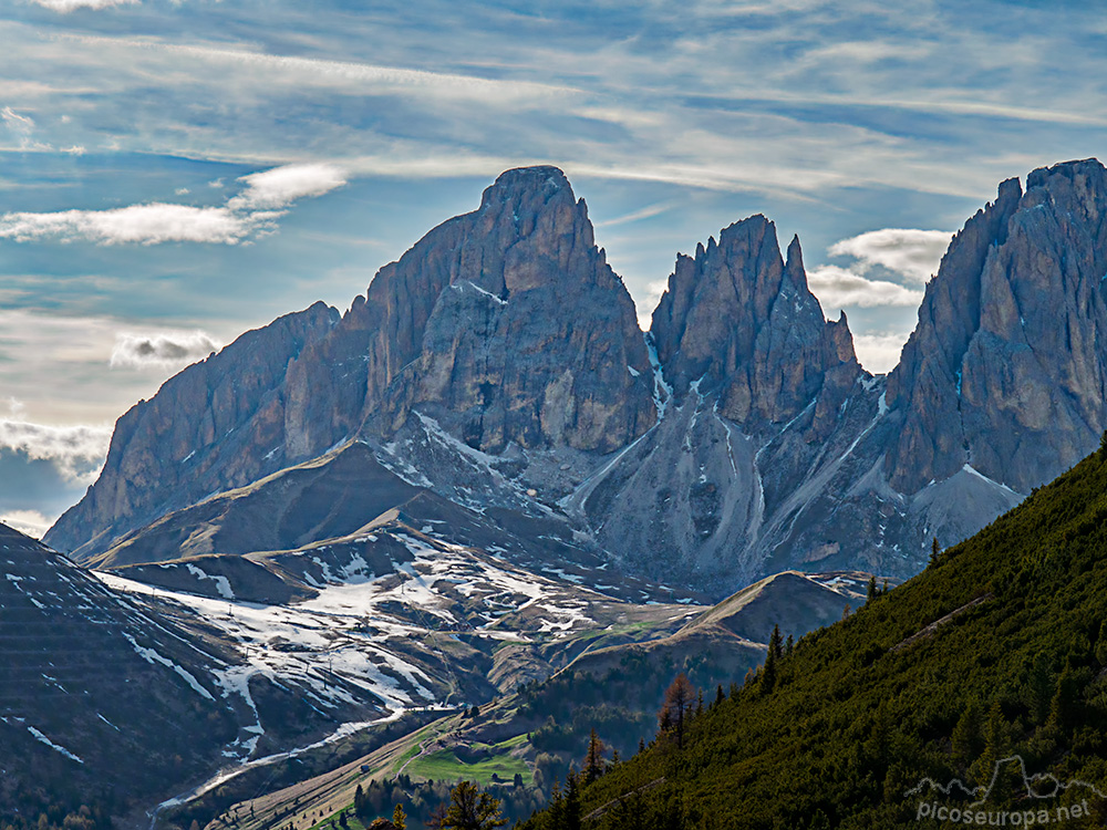 Foto: El Grupo Sassolungo desde la carretera que une el Paso Pordoi con el Paso Falzarego. Dolomitas, Italia.