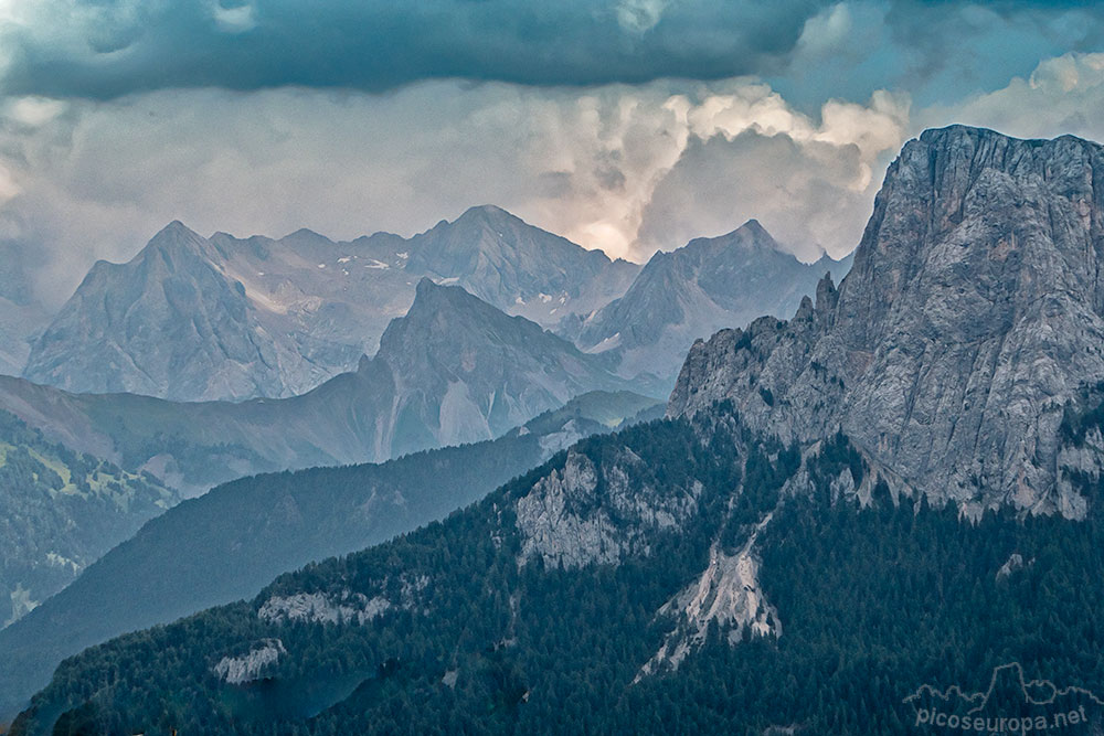 Paisaje de subida al Refugio de Roda di Vael en Dolomitas.