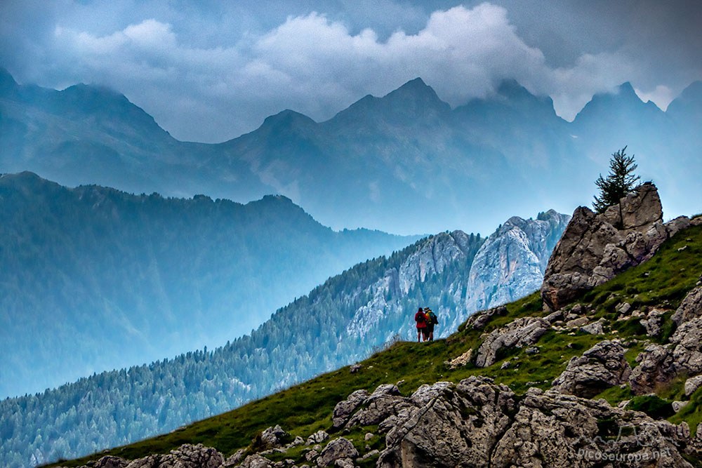 Subiendo al Refugio Roda di Vael en Dolomitas, Alpes, Italia.