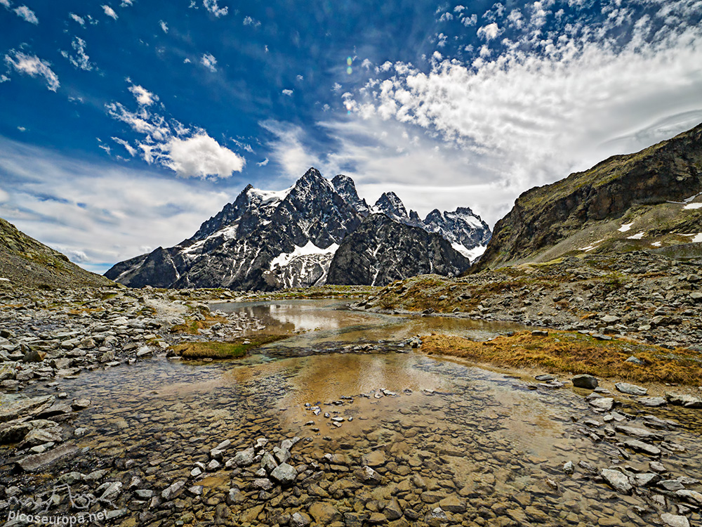 Foto: El Grupo del Mont Pelvoux desde el sendero de subida al refugio del Glacier Blanc. Ecrins, Alpes, Francia.