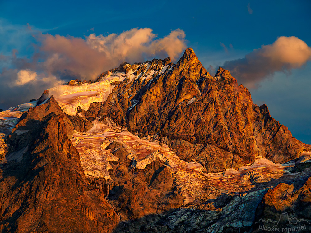 Foto: Puesta de sol desde el pueblo de Le Chazelet en las cercanías de La Grave, como protagonista la impresionante Meije, uno de los sitios a volver a ver, aunque sea de paso, Macizo de Ecrins, Alpes, Francia