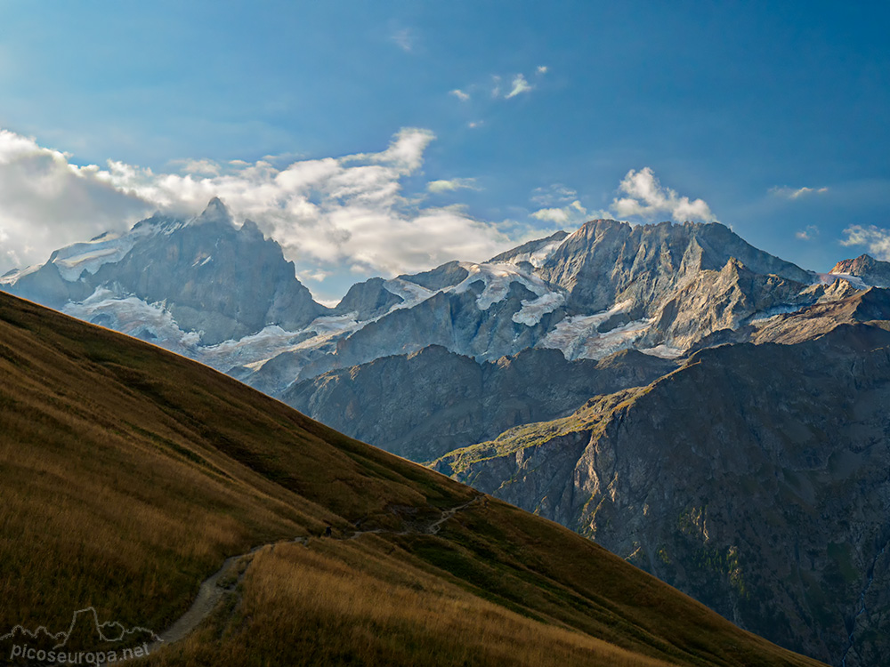 Foto: Al fondo a la Izquierda la Meije, a la derecha el Rateau, Macizo de Ecrins, Alpes,