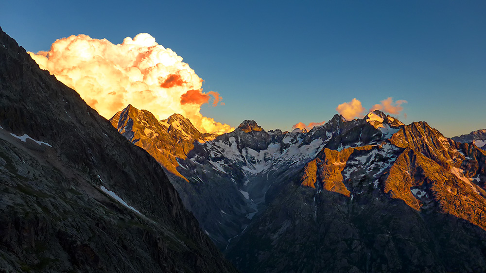 Foto: Puesta de sol desde el Refugio Soreiller, Ecrins, Alpes, Francia.