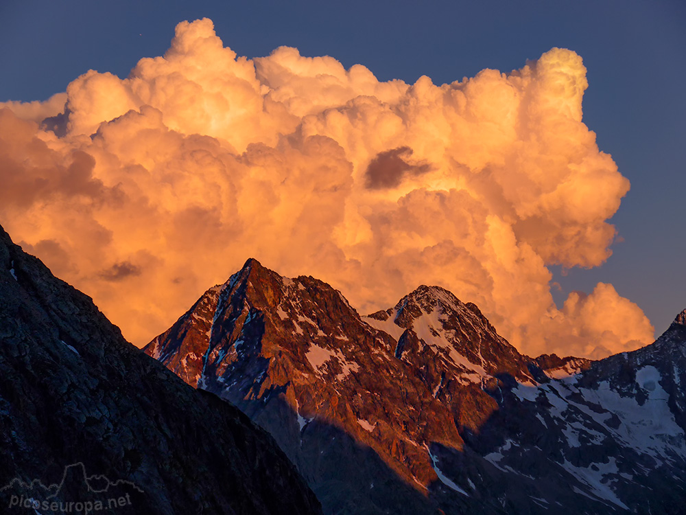 Foto: Puesta de sol desde el Refugio Soreiller, Ecrins, Alpes, Francia.