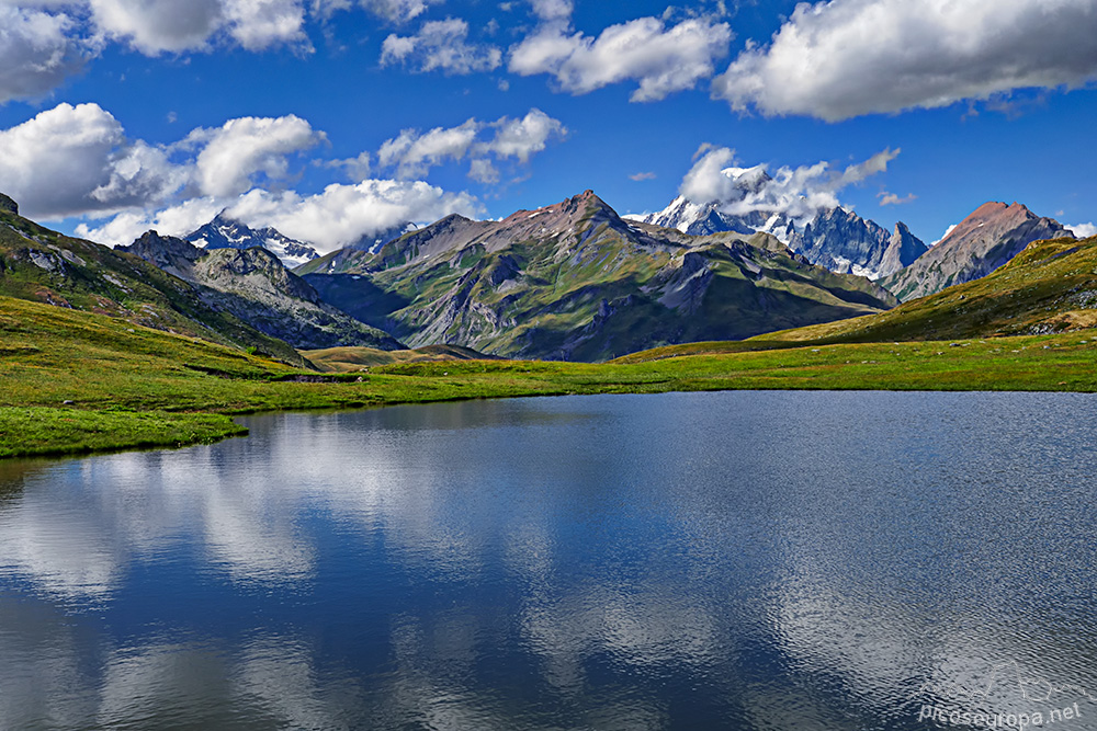 Foto: El Montblanc al fondo desde una zona de lagos situados en las cercanías del Puerto del Petit Saint Bernard, punto de paso entre Francia e Italia. Alpes.