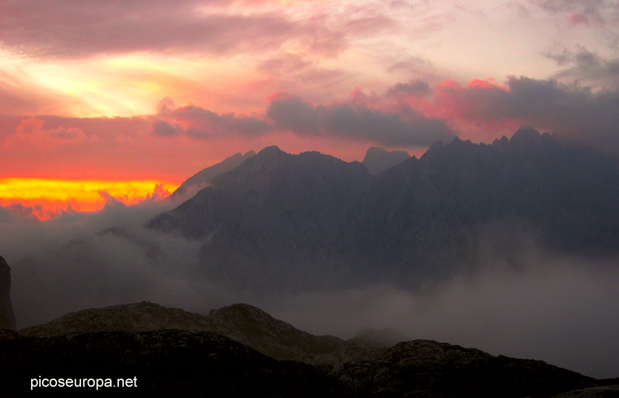 Foto: Es un amanecer desde el collado del Jito en la entrada a Vega de Ario, Cornion, Picos de Europa, Parque Nacional, Asturias