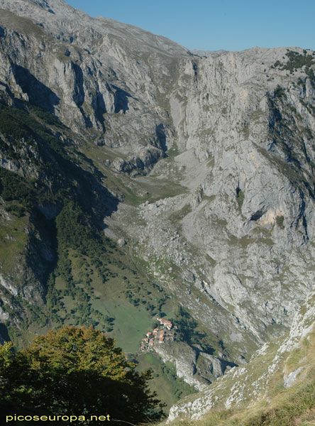 Bulnes de Arriba y la canal de subida a Amuesa desde las proximidades de la Majada de Arnandes