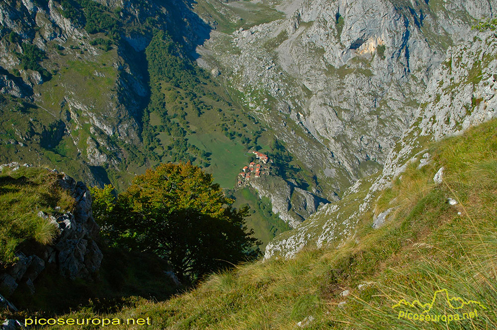 El Pueblo de Bulnes de Arriba o Barrio de El Castillo desde las proximidades de Peña Main