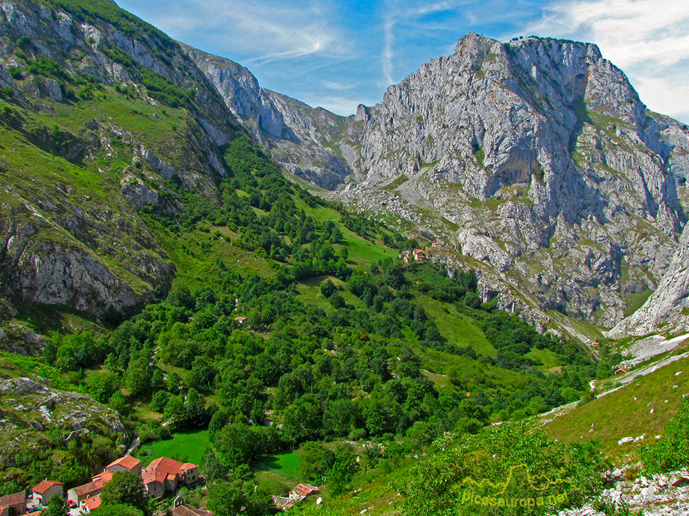 En primer plano Bulnes, detras el Barrio del Castillo de Bulnes o Bulnes de Arriba