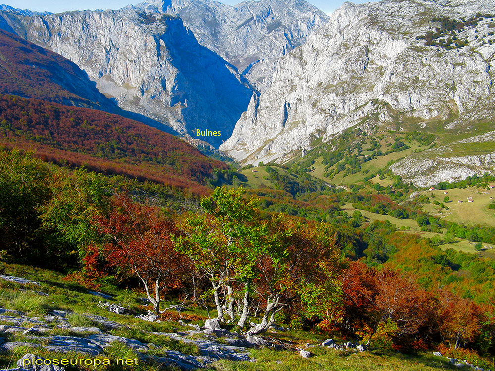 Bulnes, desde la subida al Refugio de Urriellu desde el Collado de Pandebano