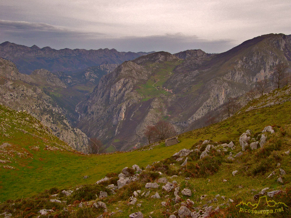 Sotres desde la Sierra de Portudera