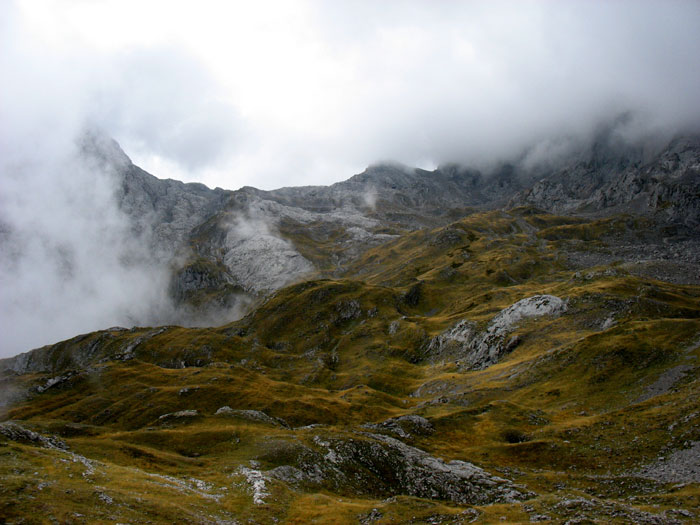 Torre de Cotalbin, al otro lado del collado del fondo esta Vega Huerta, Macizo Occidental de Picos de Europa (Cornión)