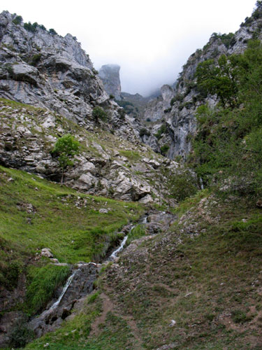 La Canal de la Jerrera que desemboca en la parte baja de la Canal de Mesones