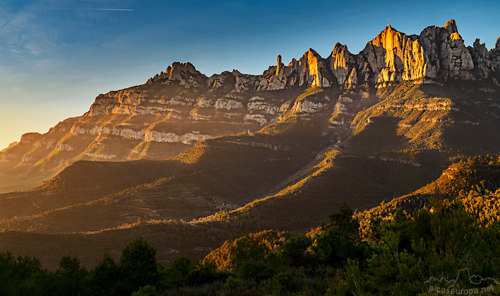 Amanecer sobre la cara Norte de Montserrat, Catalunya.