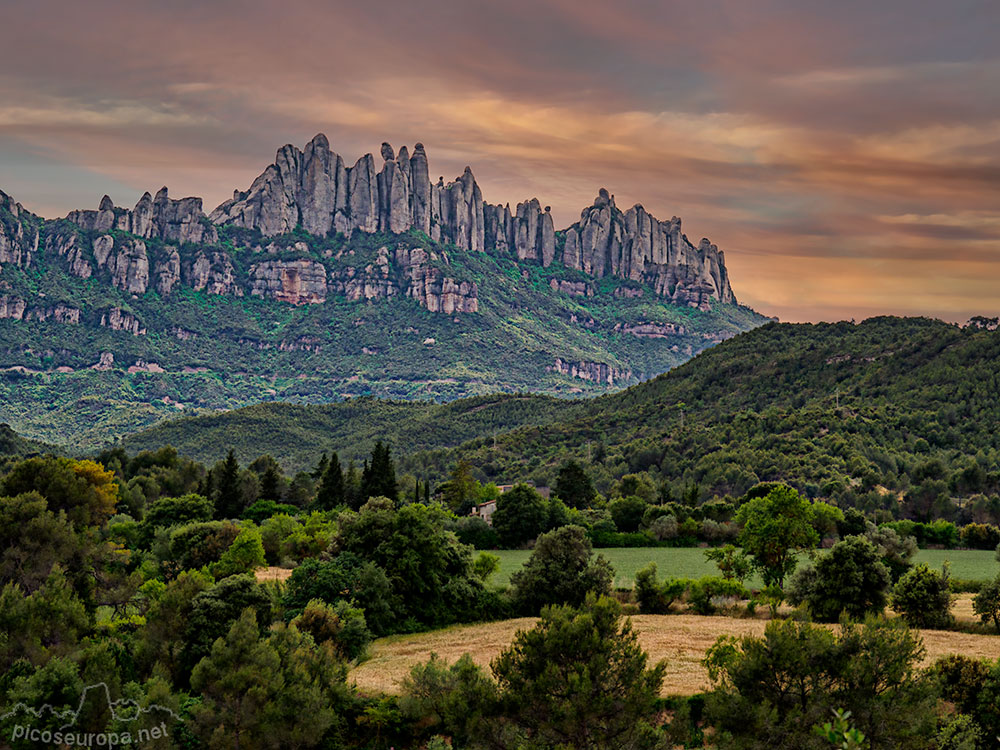 La zona de Frares Encantats es parte de la muralla Norte de Montserrat, un conjunto de agujas con paredes de alrededor de 200m absolutamente verticales, cual cortadas a pico.