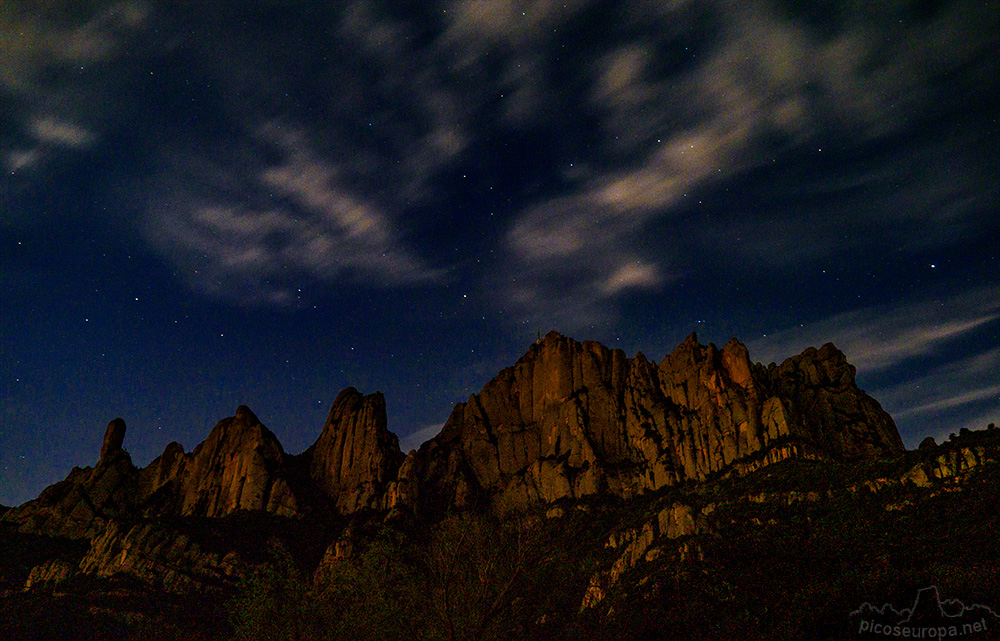 Foto: En la imagen la pared norte de Montserrat, con sus paredes más emblemáticas: Cavall Bernat, Pared de Diablos, Patriarcas, Sant Jeroni y Serrat del Moro.