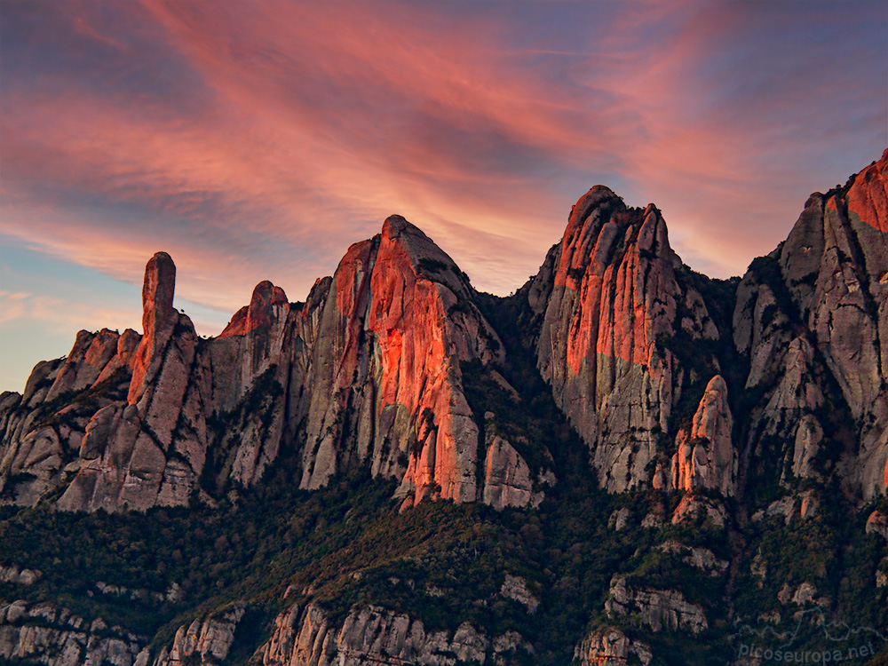 Foto: Amanece sobre las paredes Norte de Montserrat, Catalunya.