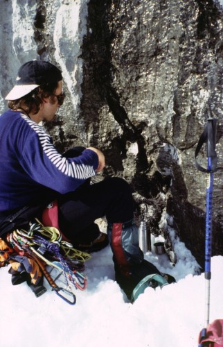 Luis aguardando pacientemente que se llenen las cantimploras con el agua de chorrea de una roca