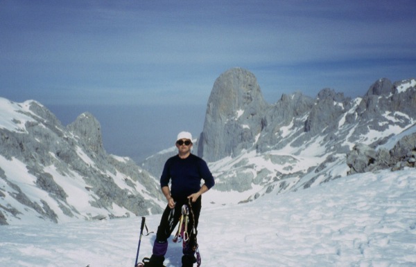 Iñaki mi inseparable compañero de escalada y magnifico amigo en la Horcada de Cain, al fondo el Picu de Urriellu (Naranjo de Bulnes)