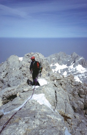 Andando por la cresta de Torre Cerredo en busca de los rapeles que se inician justo delante del primer gendarme que se ve en la arista y hacia la derecha