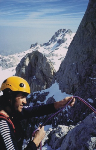 Luis asegurando en las proximidades de Torre Cerredo, ya se ven sus contrafuertes en la sombra, la Aguja de Labrouche, parte del Neveron de Urriellu y detras de todo, asomando solo la punta el Pico Albo