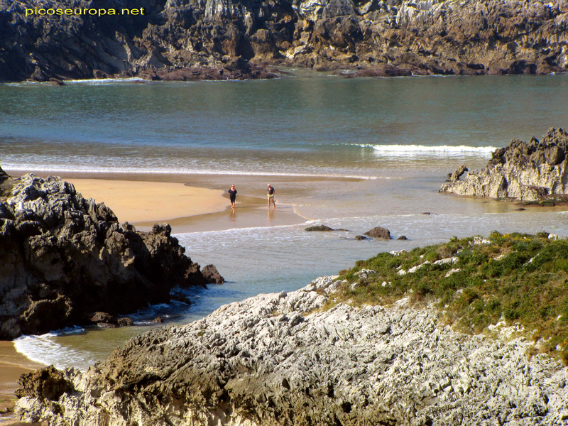 Playa de Cue desde la punta Santa Clara, Costa de Asturias, Mar Cantabrico