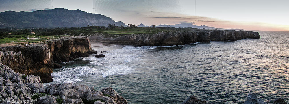 Playa de Guadamia, Mar Cantábrico, en la Costa de Picos de Europa, Asturias