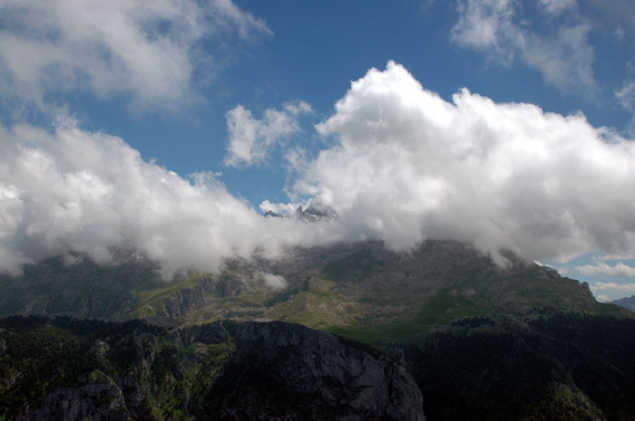 Torre Cerredo entre las nubes y debajo Amuesa desde la majada de Ondón