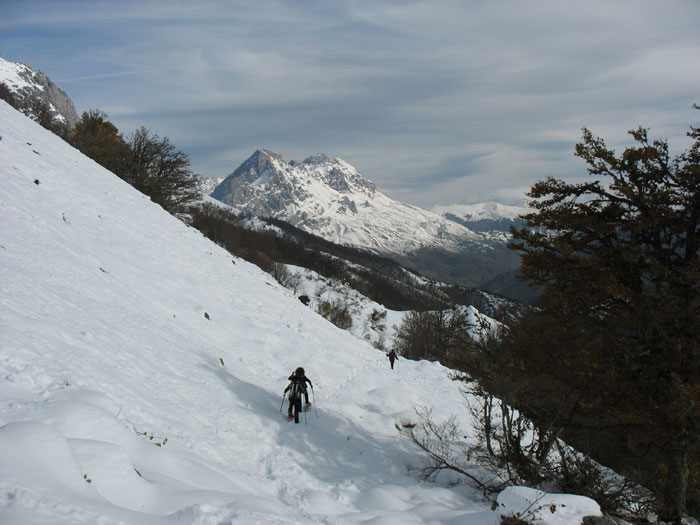 Otra vez el Friero, siempre presente durante todo el déa, el terreno era infernal, la nieve muy muy blanda, las raquetas se metian entre las piedras