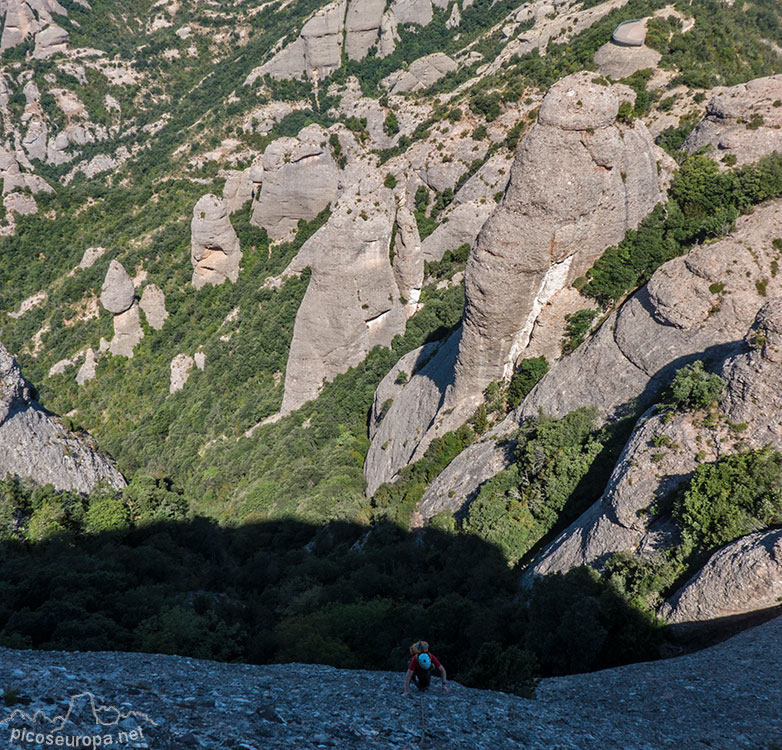 Escalando en la Cara Norte del Gorro, Montserrat, Catalunya.