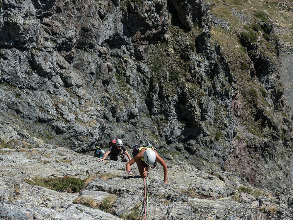 Escalada, via Balcones del Anayet, Pirineos de Huesca, Aragón, España