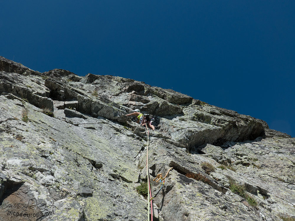 Escalada, via Balcones del Anayet, Pirineos de Huesca, Aragón, España