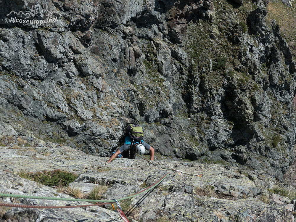 Escalada, via Balcones del Anayet, Pirineos de Huesca, Aragón, España