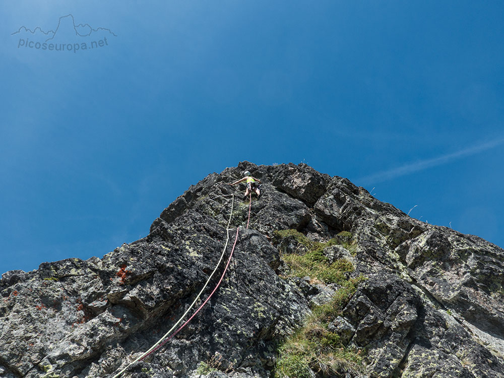 Escalada, via Balcones del Anayet, Pirineos de Huesca, Aragón, España