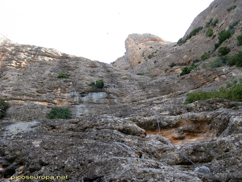 1 y 2 tiradas de la via de escalada Sendero Limite en Peña Rueba, Murillo de Gallego