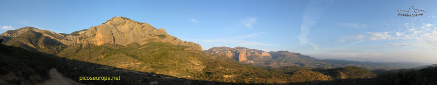 Peña Rueba y los Mallos de Riglos desde la pista de acceso a las paredes.