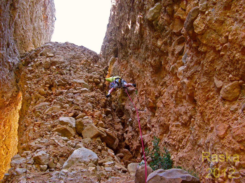 Primera tirada de la via Normal de la Aguja Roja de Riglos